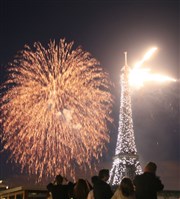 14 Juillet 2014 Feu d'Artifice au pied de la Tour Eiffel à Paris sur un bateau navigant | L'Evènement Bateau L'Evnement Affiche