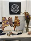 Apéro-Peinture : un pinceau dans une main, un verre dans l'autre - 