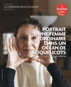Portrait d'une femme ordinaire dans un océan de coquelicots - 