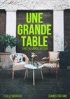 Une grande table avec du monde autour - 
