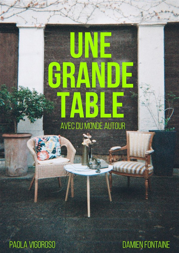 Une grande table avec du monde autour