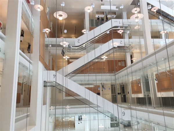 Le nouveau moderne Palais de justice (Fin de visite : possibilité d'assister procès en cours)