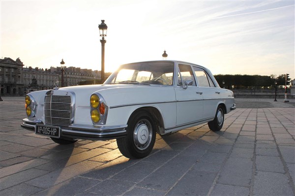 Balade guidée en voiture de collection - Mercedes 280 SE de 1970 : Paris Insolite