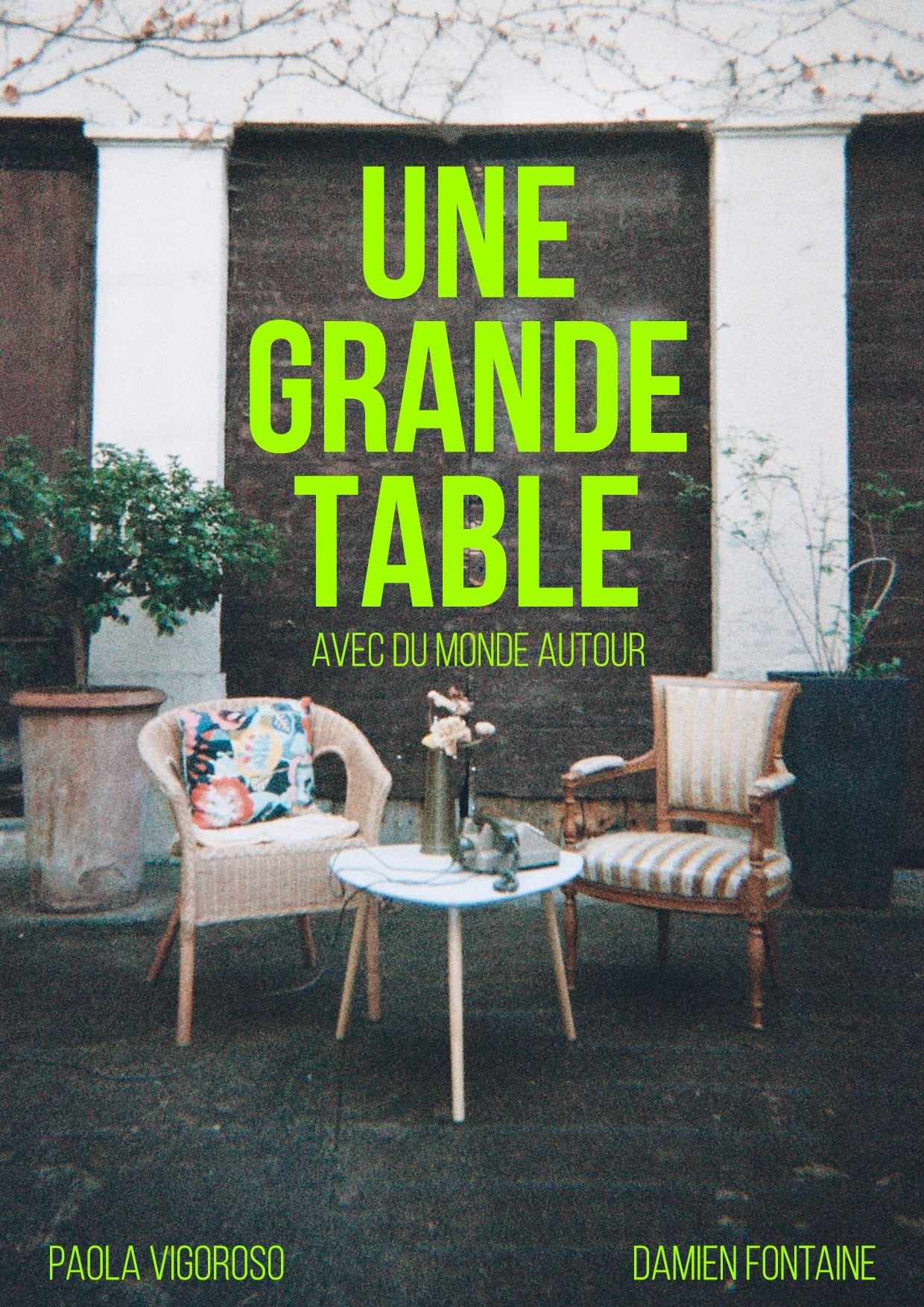 Une grande table avec du monde autour
