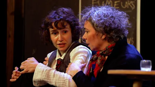 Corinne (Odile Huleux) réconforte Constance (Laure Haulet)