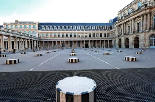 Affiche de Un vol au Palais Royal : un jeu de piste en autonomie à télécharger | par Balade-toi