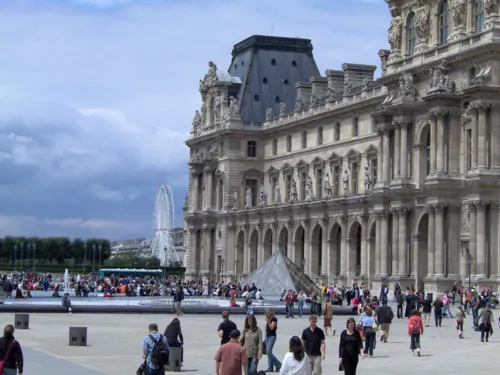 Photo 1 de Visite guidée privée du Louvre | Histoire du palais et chefs d'oeuvres par Emilie Robaldo