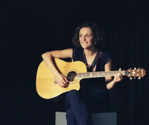 Marion Pouvreau Mais t'as quel age seul en scène guitare