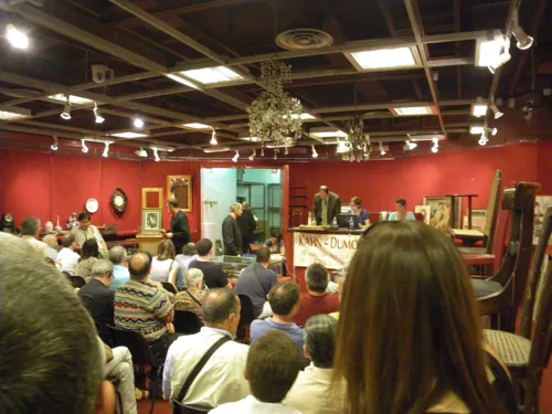 Affiche de Visite guidée : Drouot - Dans la chair des enchères du célèbre hôtel des ventes