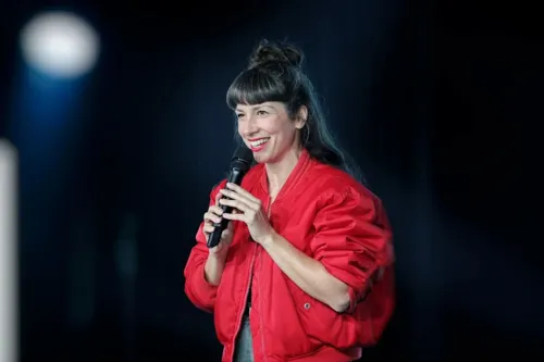 Photo 2 de Adele Barbers dans Malàdroite