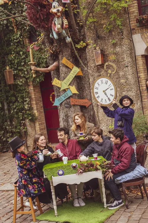 Prenez le thé à la table d'Alice au payx des merveilles
