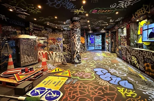Étage 5 – Vandal Squat Plongez dans un dédale d’œuvres spectaculaires et laissez-vous emporter par l’énergie brute de la scène street art