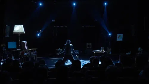 Prélude Bettman, un seul-en-scène de théâtre musical au cœur d’une dystopie où le bonheur est imposé.