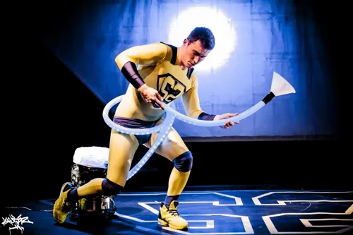LES AVENTURES DE SUPERT SHOWMAN