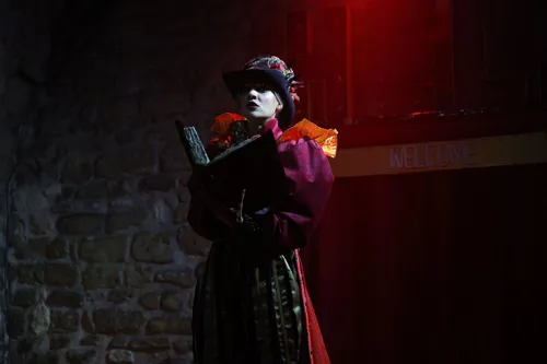 La conteuse et le grand livre du destin