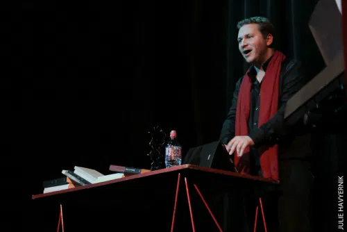 Photo 2 de Clément l'incruste dans Cours d'amour