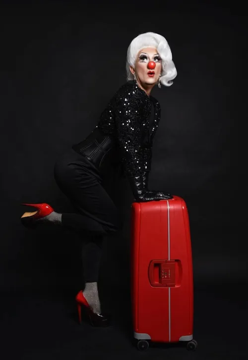 Photo 3 de Eva Jean dans Je suis ton père avec le look de ta mère