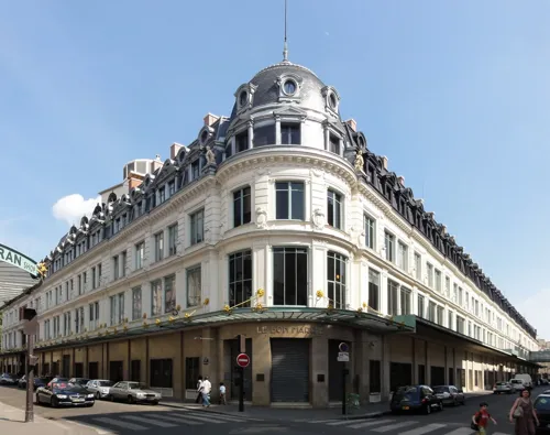Photo 2 de Visite guidée : Autour du Bon Marché entre luxe et sainteté | par Delphine Lanvin