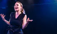 Valérie Pastre dans Namasté beaucoup - 