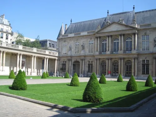 Affiche de Visite guidée : Les jardins du marais, hôtels classés et ruelles secrètes | Par Artémise