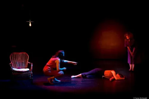 Photo 4 de Rouge | Histoire de la petite fille aux chaussettes rouge sang