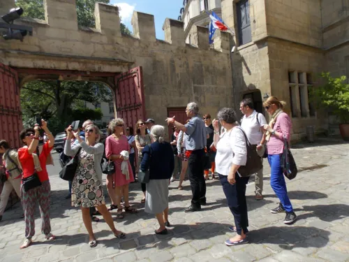 Affiche de Visite guidée : Les secrets du Quartier Latin : des Romains à Mai 68 | par Michel Faul