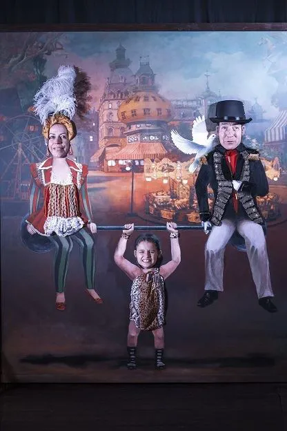 Entrez dans le décor, ce fon de photo transforme un enfant en homme fort!