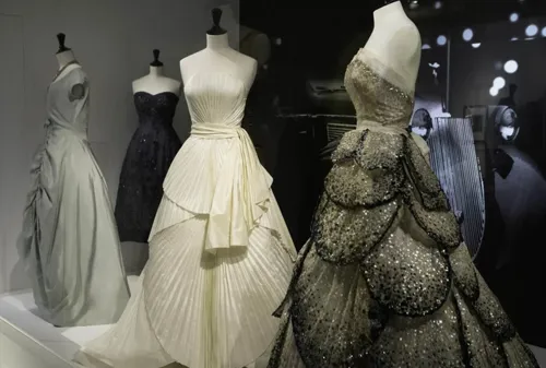 Photo 1 de Visite guidée : Exposition Christian Dior, couturier du rêve | par Loetitia Mathou