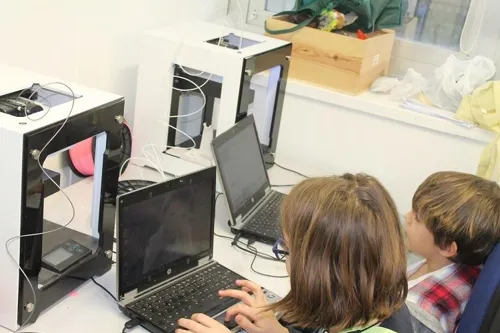 Affiche de Formation ludique au numérique 3D et à l'impression 3D pour enfant | à l'Atelier du Monde