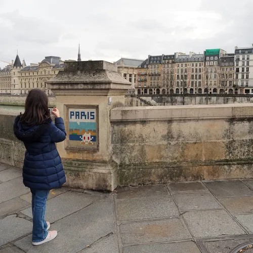 Affiche de Chasse aux Space Invaders du Louvre à Beaubourg