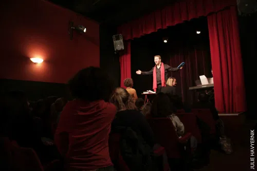 Photo 1 de Clément l'incruste dans Cours d'amour