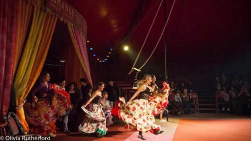 Photo 4 de Cirque Romanès | Si tu m'aimes plus, je me jetterai par la fenetre de la caravane !