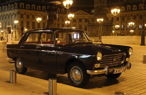 Photo 3 de Balade guidée en voiture - Peugeot 404 de 1963 : Paris Rive droite