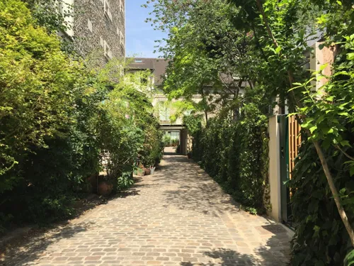 Photo 2 de Visite guidée : Cours et passages discrets de la bastille | par Interkultur Paris