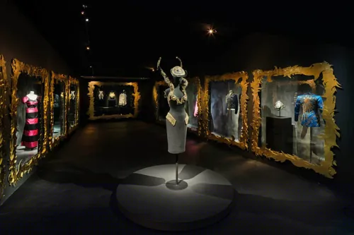 Photo 5 de Visite Guidée : Les Mondes Surréalistes d'Elsa Schiaparelli | par Caroline Bujeau