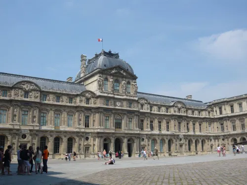 Affiche de Visite guidée : visite du louvre extérieur en tant que palais | par Loetitia Mathou