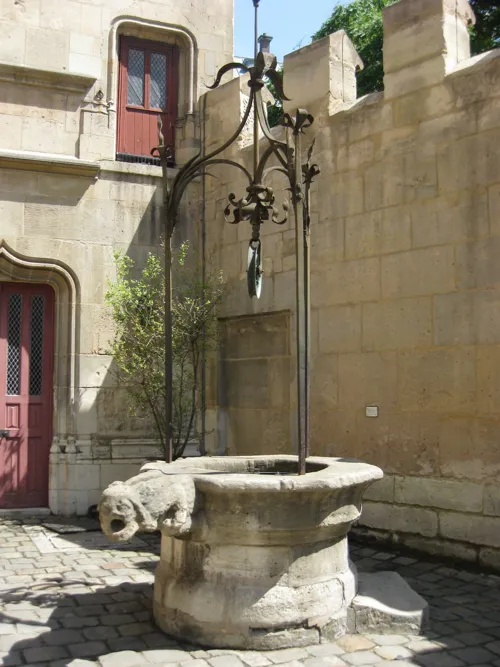 Puits cour du Musée de Cluny