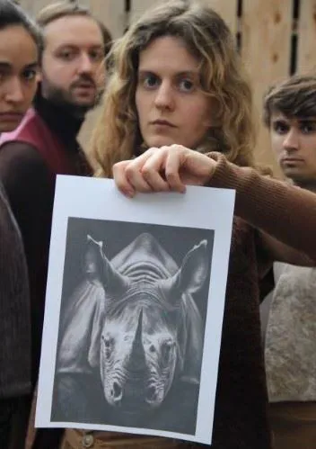 Affiche de Ce que vit le rhinocéros lorsqu'il regarda de l'autre côté de la clôture