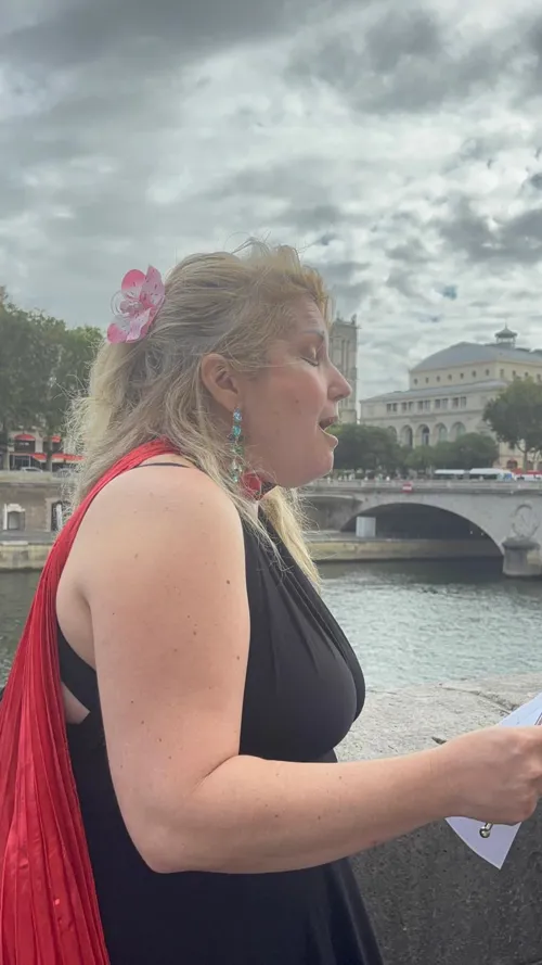 Veronica Antonelli visite chantée quais de Seine Ile de la cité 