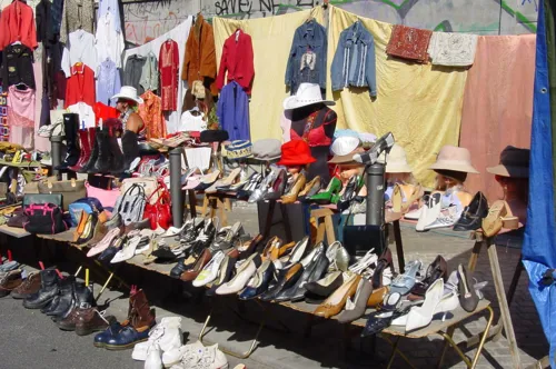 Déballage de fripes rue Lecuyer