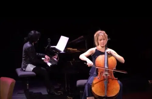 Juliane Coizet & Ophélie Humbertclaude jouant sur scène