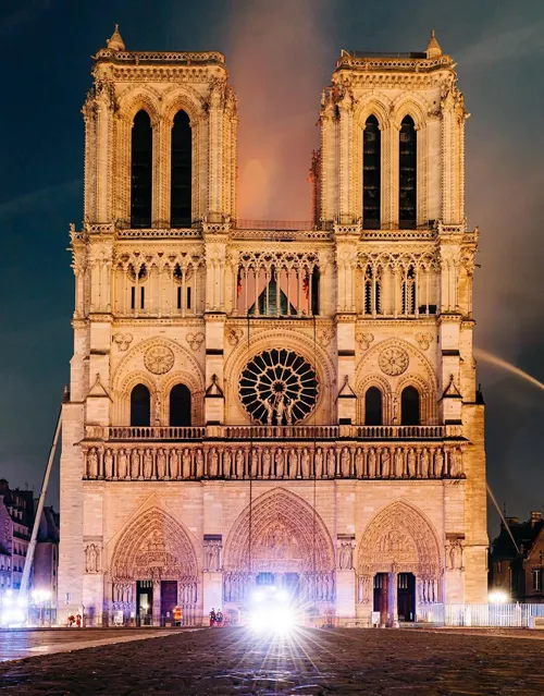 Affiche de Visite guidée extérieure de Notre-Dame de Paris : les mystères de sa reconstruction