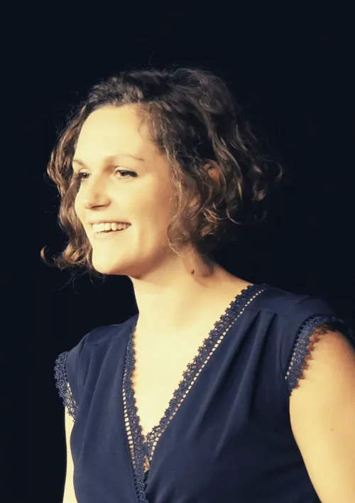 Marion Pouvreau Mais t'as quel age seul en scène