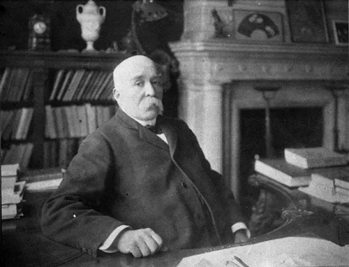 Clemenceau assis à son bureau, rue Franklin, Paris, ca 1906