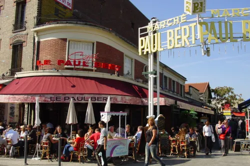 Le Café Paul Bert à l'entrée du marché