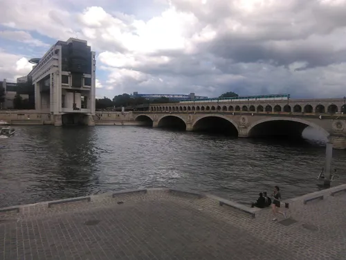 Photo 1 de Visite guidée : Balade fontaines, de Jussieu jusqu'à Bercy
