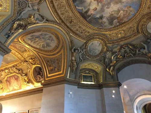 Photo 3 de Visite guidée privée du Louvre | Histoire du palais et chefs d'oeuvres par Emilie Robaldo