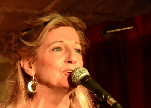 Maïté Louise chante au Kibélé, salle de 50 places assises