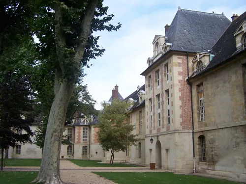 une des quatre portes de l'hôpital Saint-Louis, bâti par Henri IV, en 1607