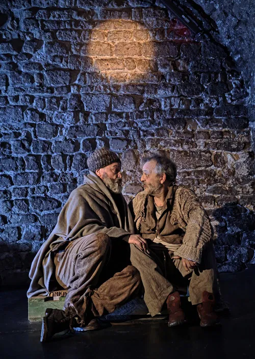 Photo 2 de Deux tibias et nuit, un mur, deux hommes